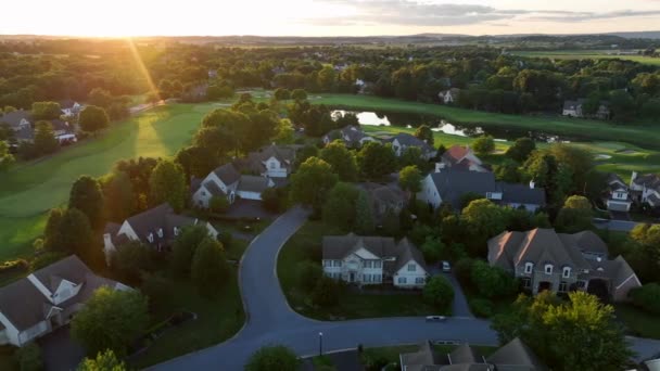 Amerikanischer Golfplatz Und Country Club Gepflegtes Grünzeug Aufgenommen Bei Sonnenuntergang — Stockvideo
