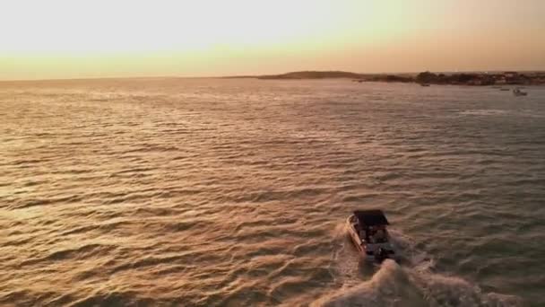Cruising Motorboat Pozostawiając Obudzić Powierzchni Golden Hour Sunset Brazylii Wznoszenie — Wideo stockowe