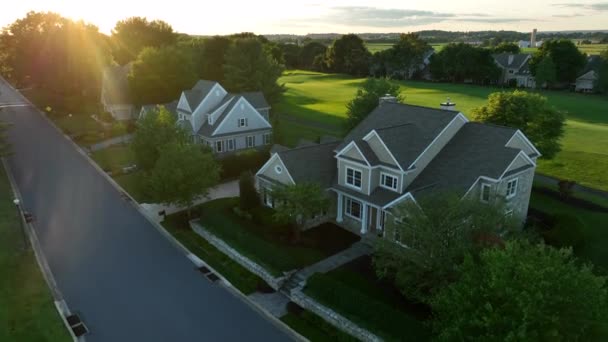 Moderne Gehobene Häuser Mit Blick Auf Den Golfplatz Steigende Luftwerte — Stockvideo