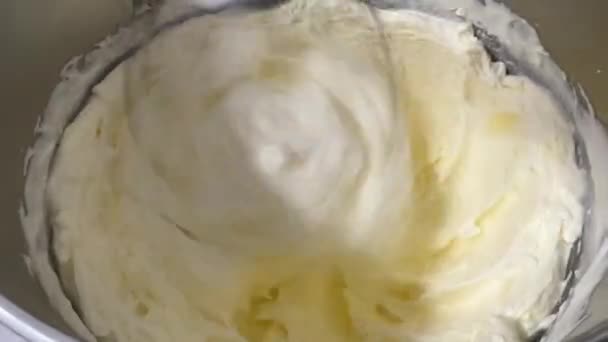 Pâtisserie Savoureuse Cours Cubes Beurre Ajoutés Dans Blanc Oeuf Fouetté — Video