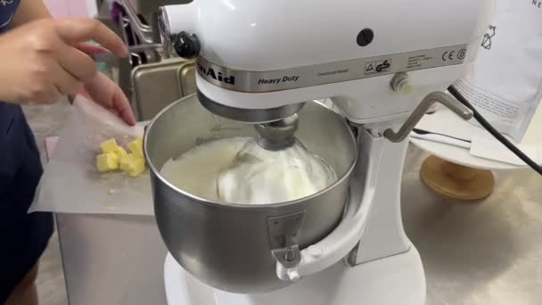 Profesyonel Pasta Şefi Tereyağı Küplerini Çırpılmış Yumurtayla Karıştırıyor Elektrikli Miksere — Stok video