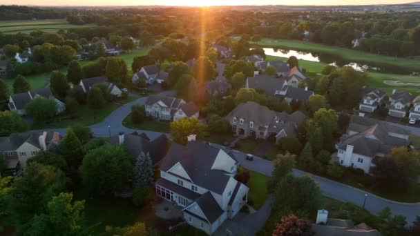 Casas Americanas Modernas Condomínio Fechado Com Vista Para Campo Golfe — Vídeo de Stock