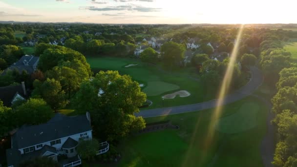 Country Club Golfbaan Tijdens Zomer Magische Uur Hoogwaardig Onroerend Goed — Stockvideo