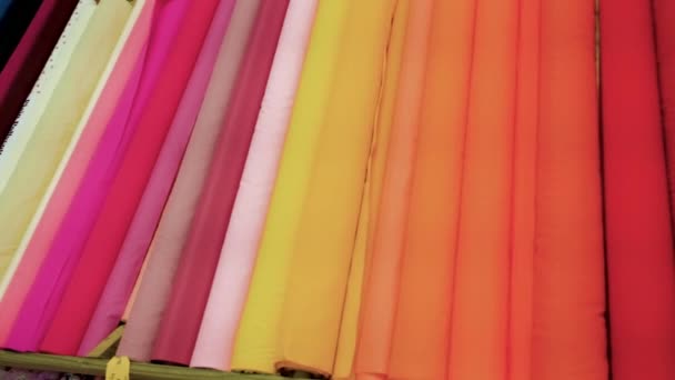 Ролики Разноцветной Ткани Отображаются Магазине Тканей Панорамный Снимок — стоковое видео