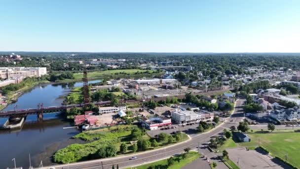 Widok Powietrza Most Kolejowy Norwalk River Słoneczny Poranek Kamera Wjeżdża — Wideo stockowe