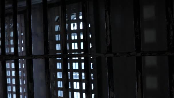 1800年中期一座历史性监狱的铁棍 — 图库视频影像