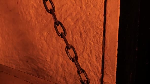 Историческая Тюрьма 1800 Годов Металлической Койкой Железной Дверью Камеры Свечах — стоковое видео