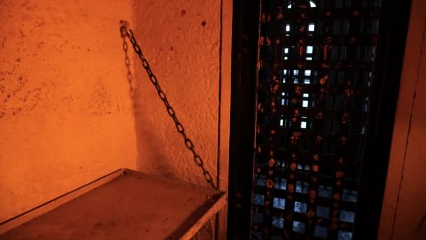 Cellule Prison Historice 1800 Avec Couchette Métal Porte Fer Dans — Video