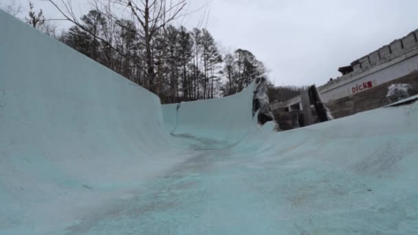 Slider Filmagem Dentro Abandonado Waterslide Queimado Com Incêndio Danificado Edifício — Vídeo de Stock