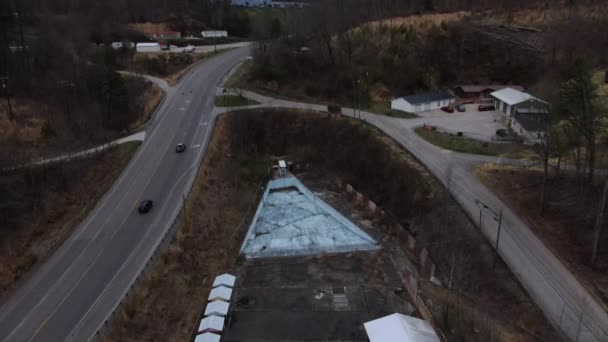 Filmagem Aérea Drones Subindo Descendo Para Revelar Parque Aquático Abandonado — Vídeo de Stock