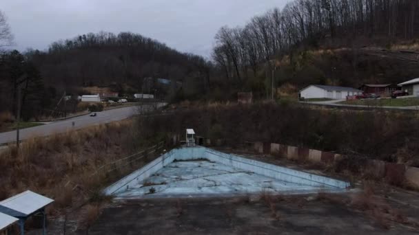 Terk Edilmiş Parkı Ndaki Aşırı Gelişmiş Bir Dalga Havuzunun Üzerinden — Stok video