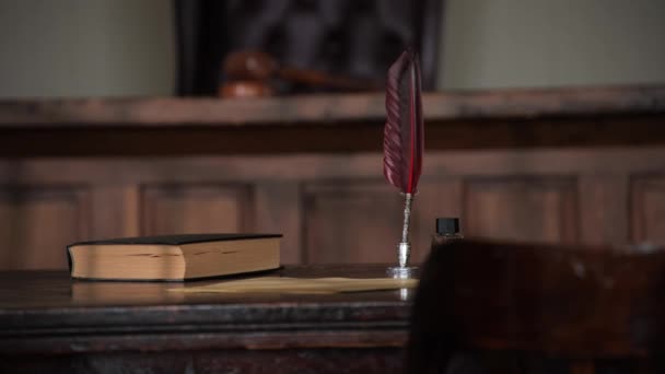 Meja Pengacara Ruang Sidang Bersejarah Dengan Pena Bulu Perkamen Buku — Stok Video