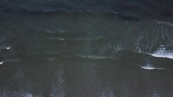 在阴天里海浪冲向岸边 — 图库视频影像