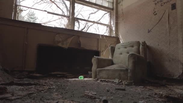 Slider Footage Eines Verstaubten Alten Stuhls Der Unter Dem Fenster — Stockvideo