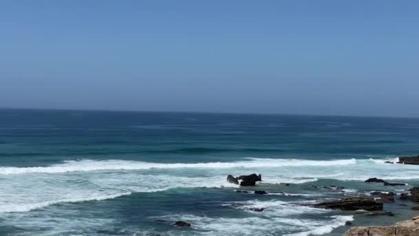 Ampla Vista Com Surfistas Onda Oceano Costa Portugal Cascais — Vídeo de Stock