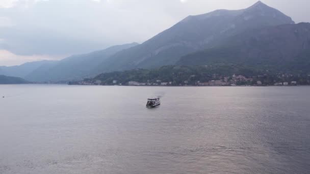 Barco Ferry Que Viaja Por Hermoso Lago Como Los Alpes — Vídeos de Stock