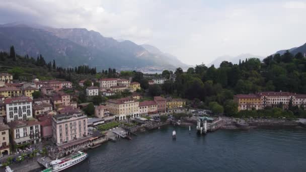 位于意大利北部科莫湖的贝拉吉奥湖畔有渡口的城市 空中广射炮 — 图库视频影像