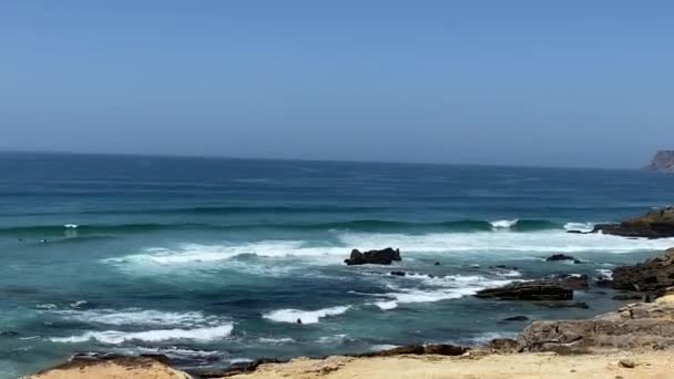 ポルトガル沿岸の海の波とサーファーとの巨大な景色 ギンチョ 晴れた日 — ストック動画