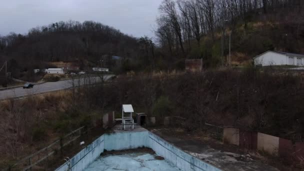 Terk Edilmiş Parkı Ndaki Aşırı Gelişmiş Bir Dalga Havuzunun Üzerinden — Stok video