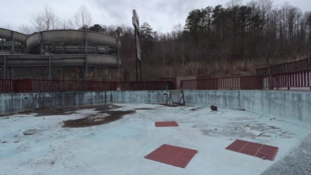 Slider Filmagem Uma Piscina Vazia Parque Aquático Rural Abandonado Com — Vídeo de Stock