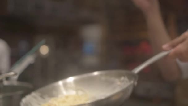 Šéfkuchař Dělá Smažené Těstoviny Zpomaluje Full — Stock video