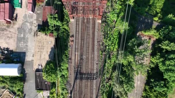 晴れた日にノーウォーク川鉄道橋の上空からの眺め タワーに接続されているビームと電気ケーブル上の電気タワーにカメラを下に見て ドルリー — ストック動画