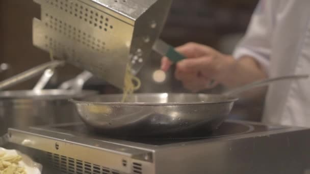 Šéfkuchař Dává Těstoviny Pánev Full — Stock video