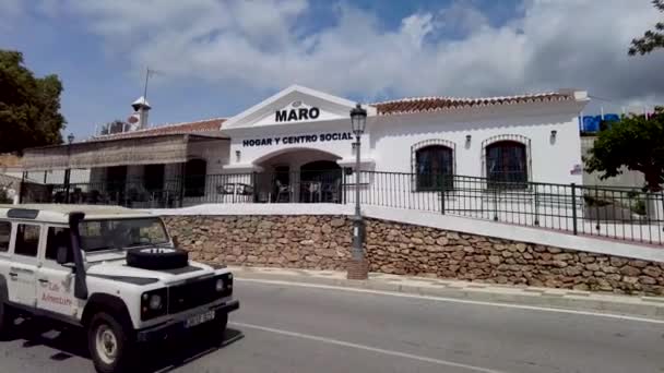 Spanya Maro Beyaz Renkli Bir Binanın Önünde Trafik Vardı Cephesinde — Stok video