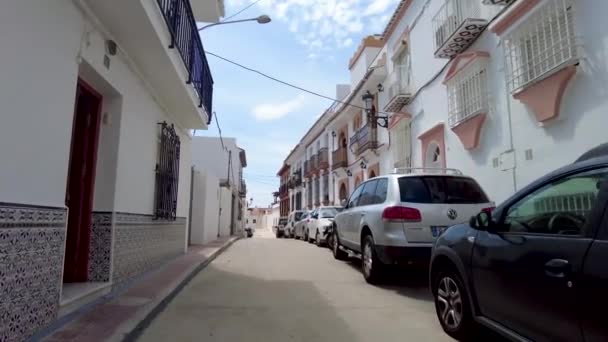 Maro Dar Bir Sokakta Yürüyorum Birçok Araba Evlerin Dışındaki Caddeye — Stok video