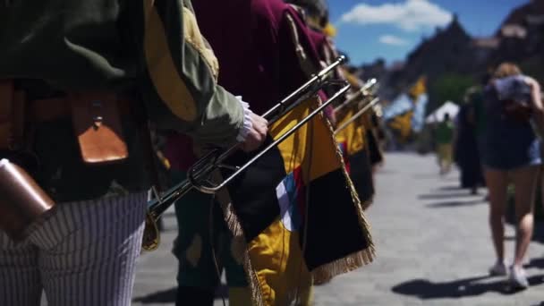 Individuos Una Banda Marcha Sosteniendo Trompeta Durante Wallenstein Festspiele Altdorf — Vídeo de stock