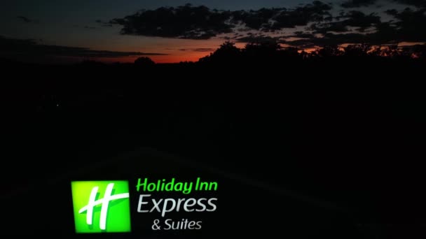Holiday Inn Express Suites Semnează Logo Ridicarea Aeriană Dezvăluie Apusul — Videoclip de stoc