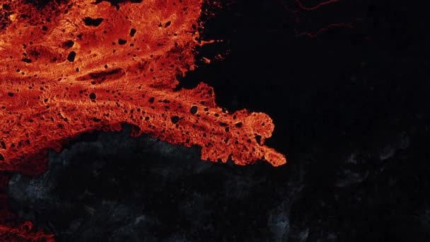 Nuovo Fiume Lava Fusa Che Scorre Lentamente Sulla Roccia Basaltica — Video Stock