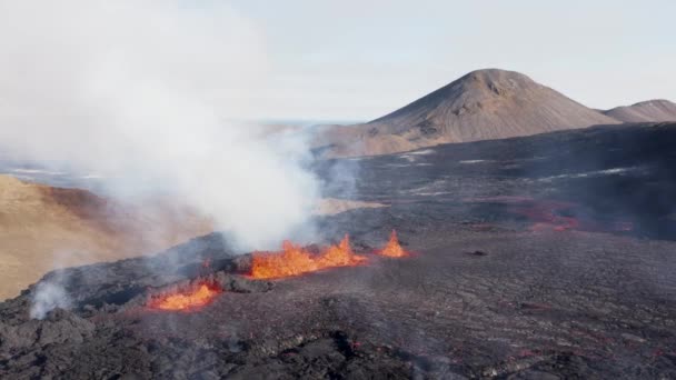 Islândia 2022 Erupção Vulcânica Ejectando Lava Quente Ardente Crosta Terrestre — Vídeo de Stock