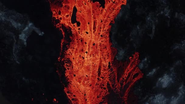 Fiume Lava Rosso Ardente Circondato Roccia Basaltica Scura Dall Alto — Video Stock