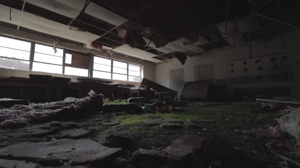 Terk Edilmiş Bir Sınıfın Kaydırma Görüntüsü Yerde Çürüyen Damla Tavanı — Stok video