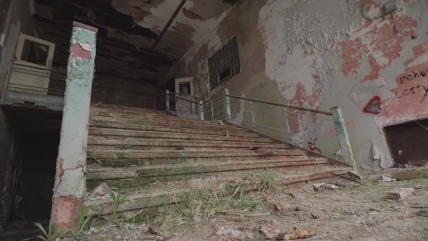 Terk Edilmiş Bir Okulun Girişindeki Çürüyen Merdivenin Kaydırma Görüntüsü Ürkütücü — Stok video