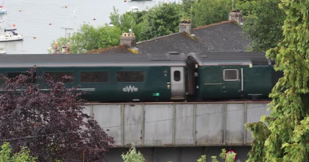 ロイヤル アルバート橋を渡り コーンウォールのサルタッシュ駅に到着したGwr列車 — ストック動画