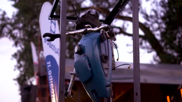 Robotskulptur Fra Bil Motorsykkeldeler Festivalen Litauen Rusnefestivalen – stockvideo