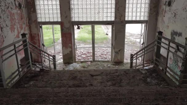 Terk Edilmiş Bir Lise Girişindeki Merdivenin Üstünden Kaydırma Görüntüsü Çürüyen — Stok video