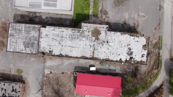 Filmación Rotatoria Drones Arriba Hacia Abajo Gran Edificio Abandonado Con — Vídeos de Stock