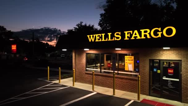 Wells Fargo Bankkantoor Stijgende Antenne Nachts Met Schemering Hemel Verlichte — Stockvideo