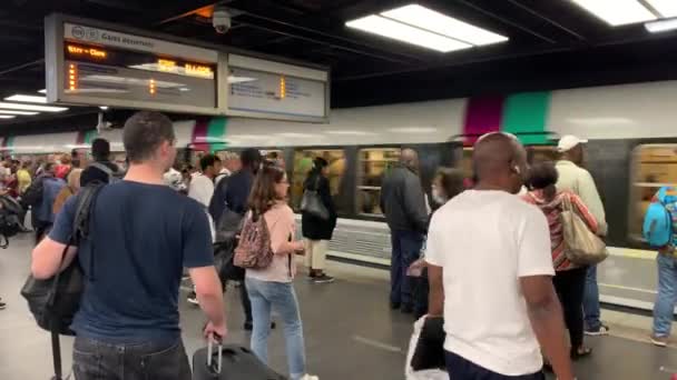 Tåg Anländer Till Chatelet Les Halles Med Pendlare Står Plattformen — Stockvideo