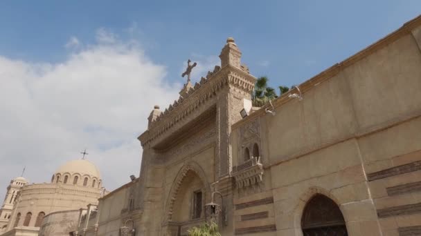 エジプトのコプト カイロにある聖ジョージ教会の門のファサードを下に傾けてください — ストック動画