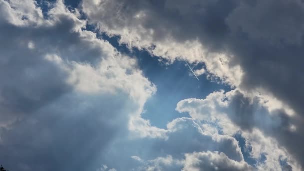 Lucht Wordt Verlicht Door Dramatische Lichten Die Door Wolken Schijnen — Stockvideo