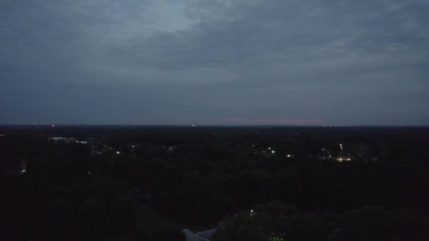Drone Przechwytuje Fajerwerki Wyruszane Świętować Lipca Ohio City Pochmurną Noc — Wideo stockowe