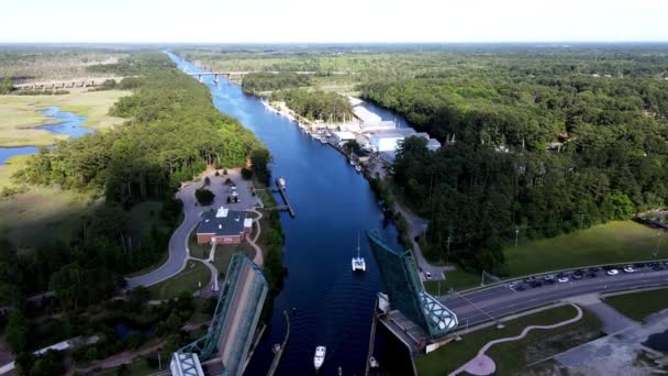 Letecký Létání Přes Otevřený Drawbridge Přes Pobřežní Vodní Cestu Chesapeake — Stock video