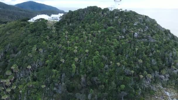 Унікальний Маяк Котеджі Розташовувалися Вузькій Головній Землі Мальовничим Тлом Південно — стокове відео