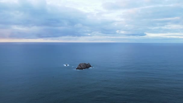 Luz Manhã Revela Uma Ilha Rochosa Isolada Meio Oceano Azul — Vídeo de Stock