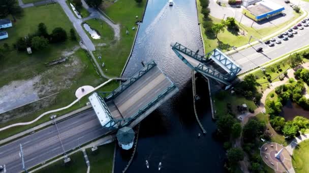 Aerial View Drawbridge Intercoastal Waterway Chesapeake Closing Naklonit Dolů — Stock video