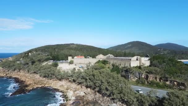沿岸の岬に建てられた遺産リストに登録された旧公共事業刑務所の空中ビュー 南西部の岩オーストラリア — ストック動画
